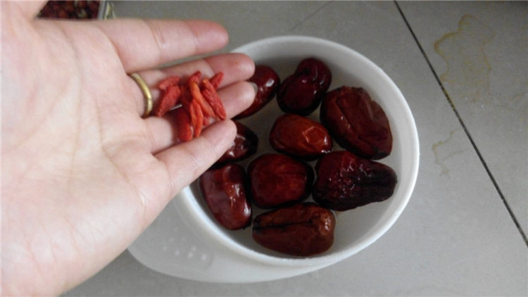 红豆薏米小米红枣粥步骤3