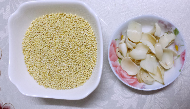 百合红枣小米粥步骤2