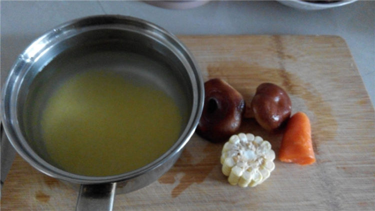 香菇玉米胡萝卜小米粥步骤1