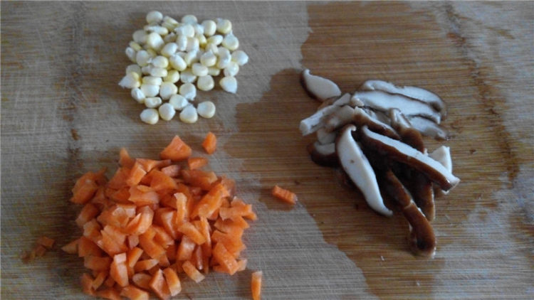 香菇玉米胡萝卜小米粥步骤4