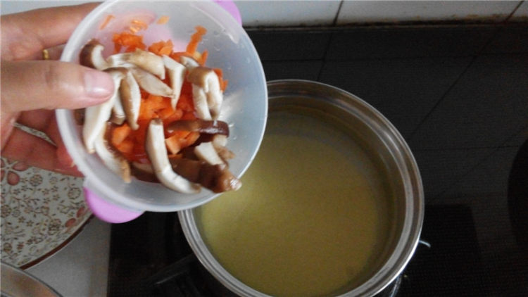 香菇玉米胡萝卜小米粥步骤5
