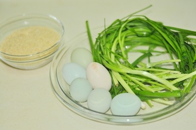 韭菜鸡蛋炒小米饭步骤1