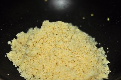 韭菜鸡蛋炒小米饭步骤6
