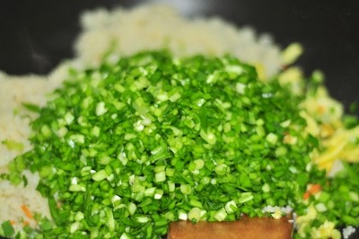 韭菜鸡蛋炒小米饭步骤9