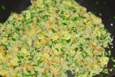 韭菜鸡蛋炒小米饭步骤10