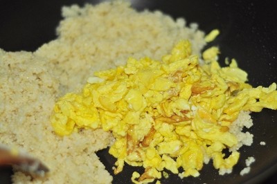 韭菜鸡蛋炒小米饭步骤7