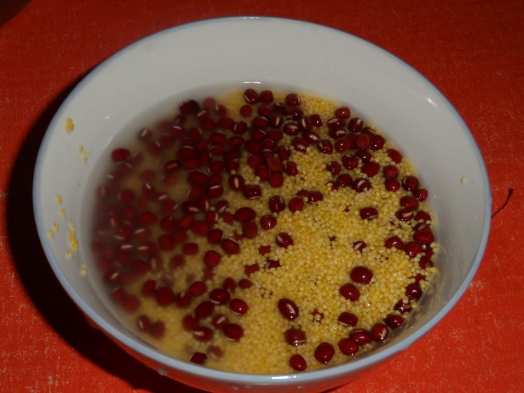 红豆小米粥步骤1