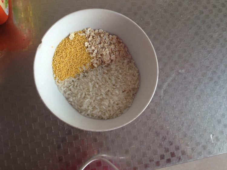 红枣米粥步骤1