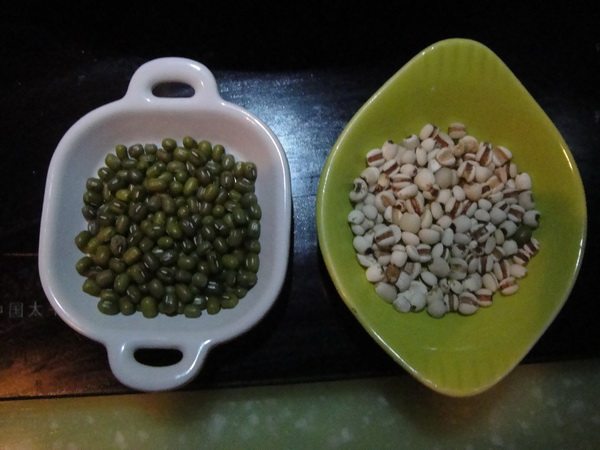 绿豆薏米小米粥步骤1