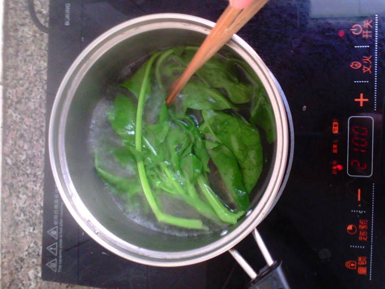 菠菜小米蛋花粥步骤2