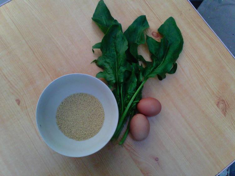 菠菜小米蛋花粥步骤1