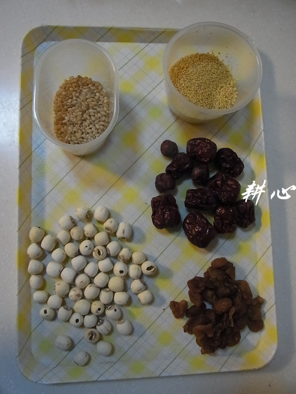 红枣桂圆湘莲粥步骤1