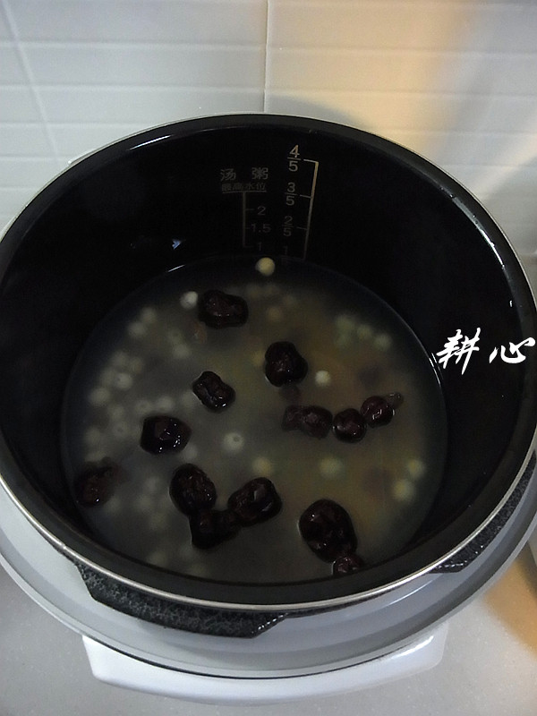 红枣桂圆湘莲粥步骤4