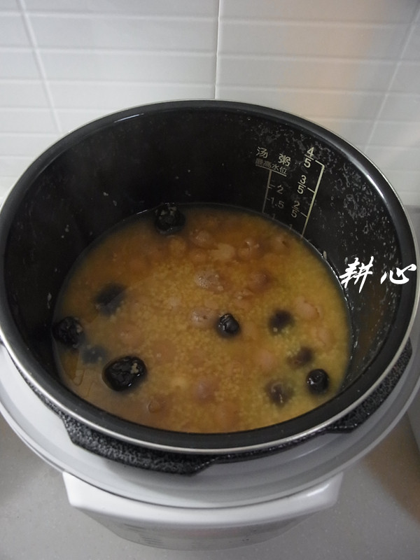 红枣桂圆湘莲粥步骤6