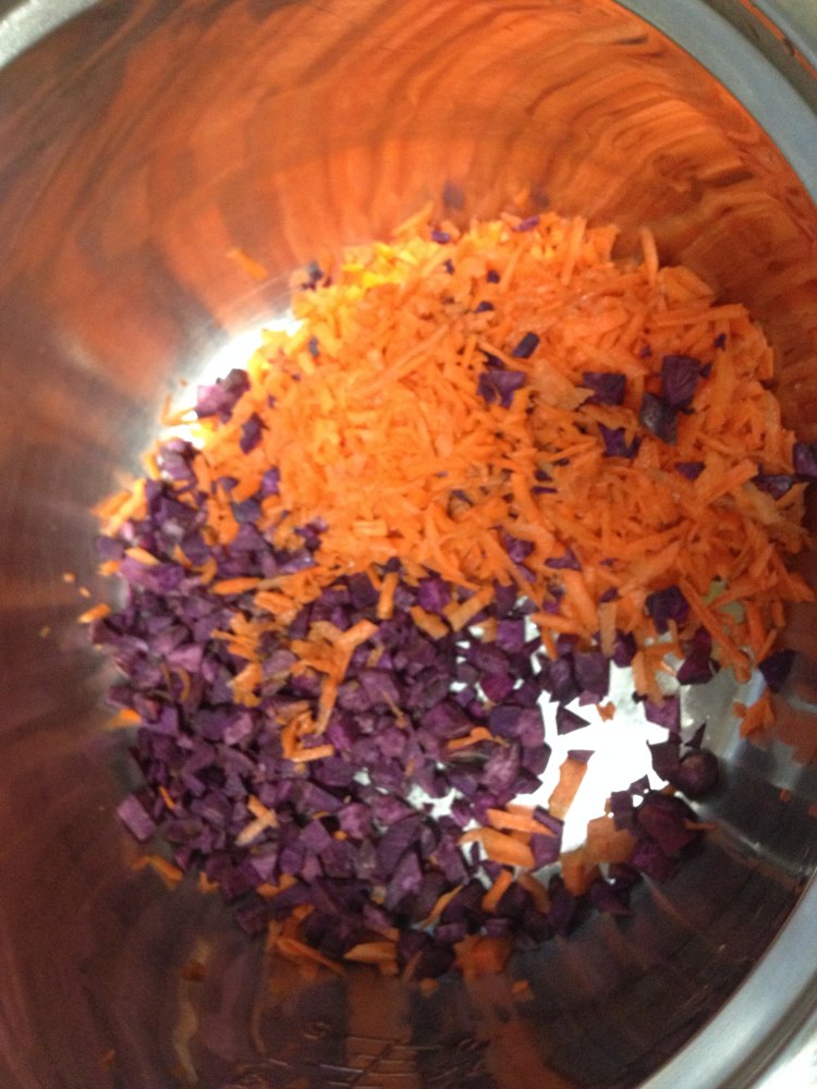 红萝卜紫薯小米粥步骤1