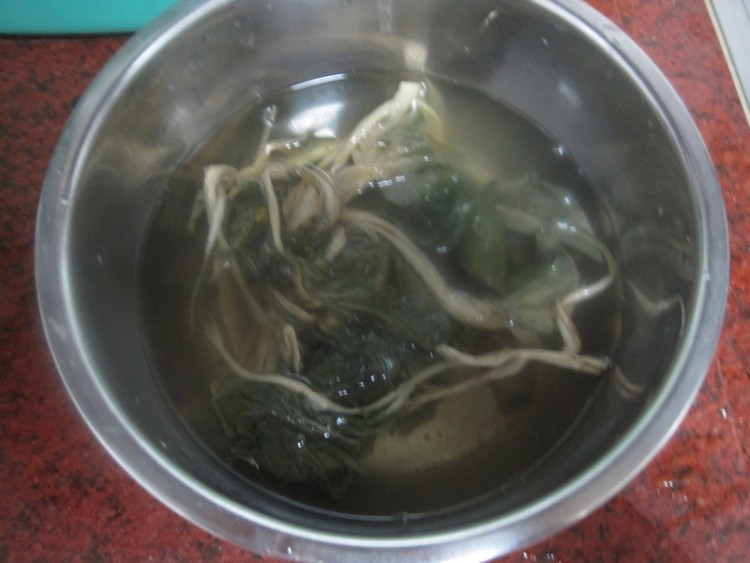 菜干瘦肉粥步骤1