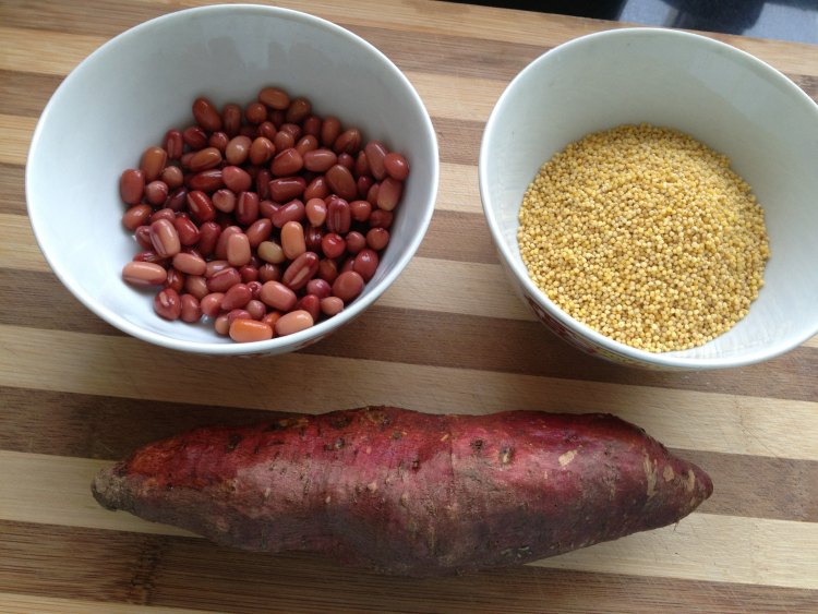 红豆小米红薯粥步骤1