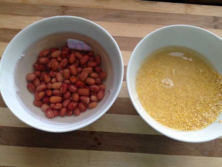 红豆小米红薯粥步骤2