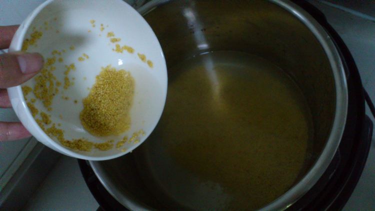 红枣板栗小米粥步骤1