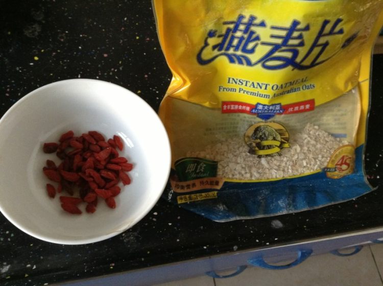 燕麦枸杞小米粥步骤1
