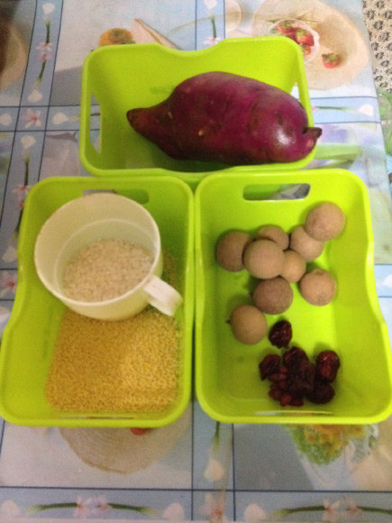 小米红薯桂圆粥步骤1