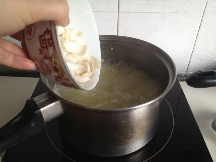 双米百合红枣粥步骤4