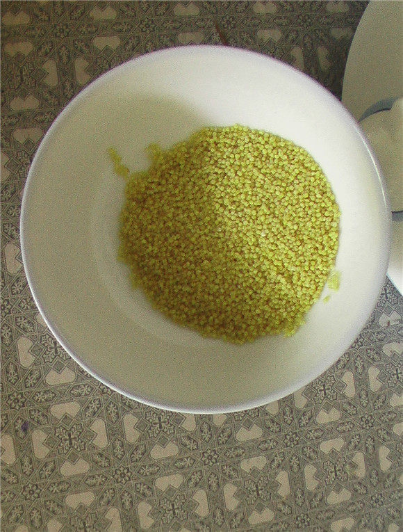 小米蛋黄粥步骤1