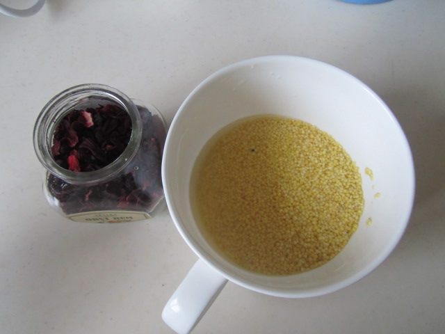 花果茶小米粥步骤1