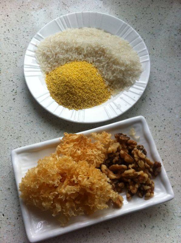 小米银耳核桃粥步骤1