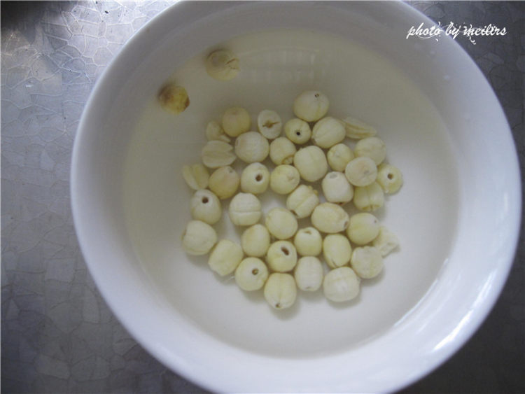 鲜玉米粒莲子粥步骤1