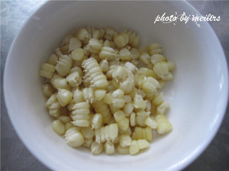 鲜玉米粒莲子粥步骤2