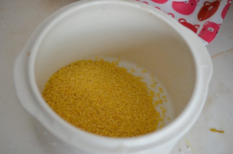 小米红豆红枣粥步骤1