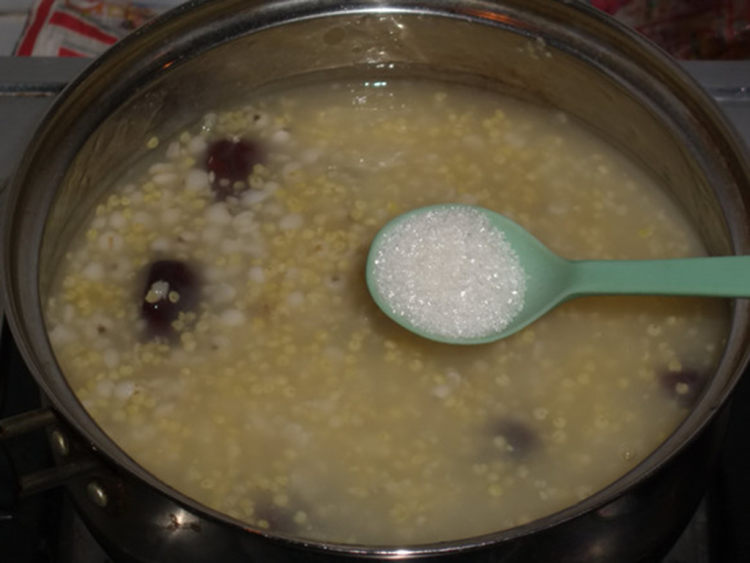 红枣薏仁小米粥步骤7