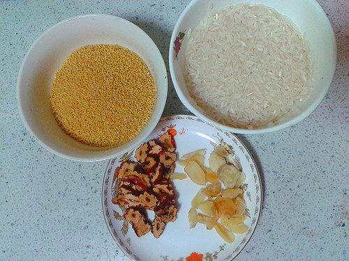 红枣百合小米粥步骤1
