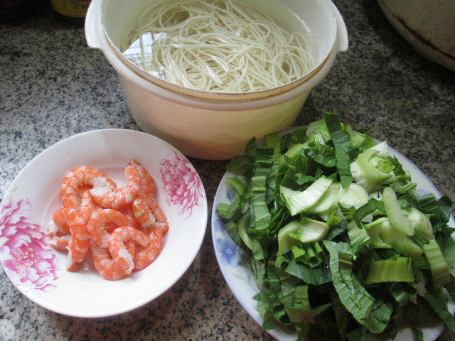 虾肉青菜炒面步骤1