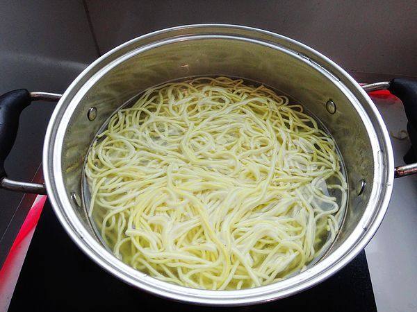 黄瓜鸡丝凉面步骤2