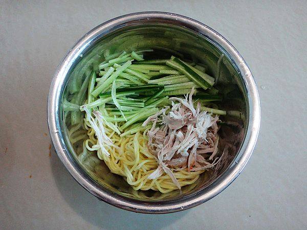 黄瓜鸡丝凉面步骤6