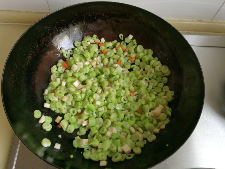 豆角鲍菇拌面步骤3
