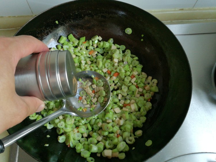 豆角鲍菇拌面步骤4