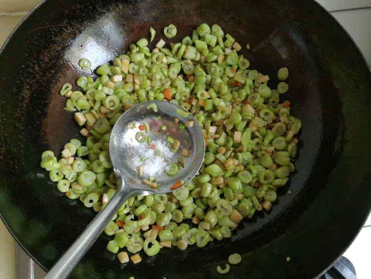 豆角鲍菇拌面步骤5