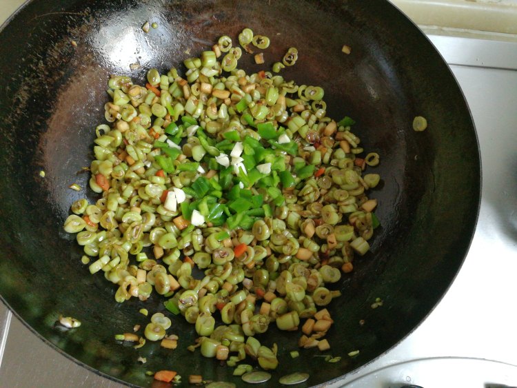 豆角鲍菇拌面步骤6
