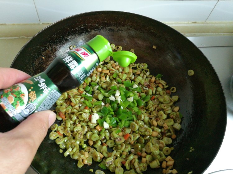 豆角鲍菇拌面步骤7