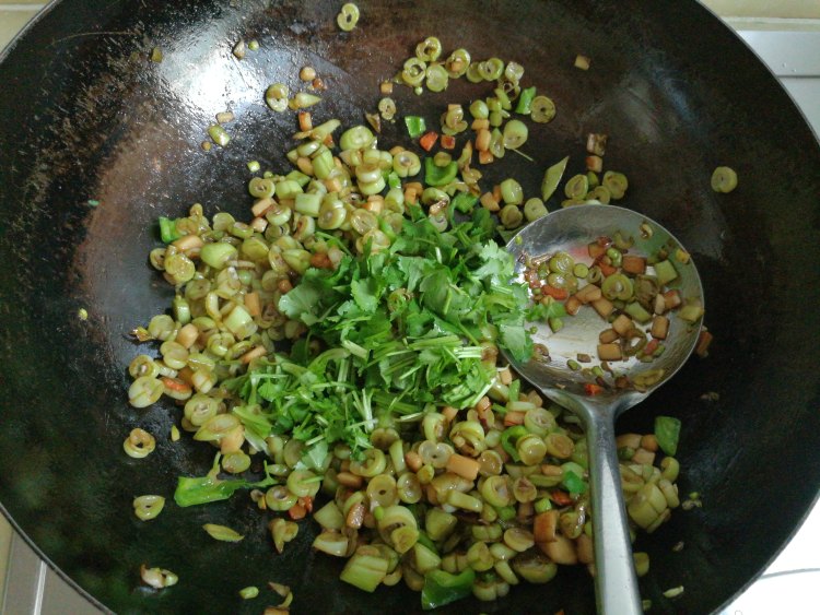 豆角鲍菇拌面步骤8