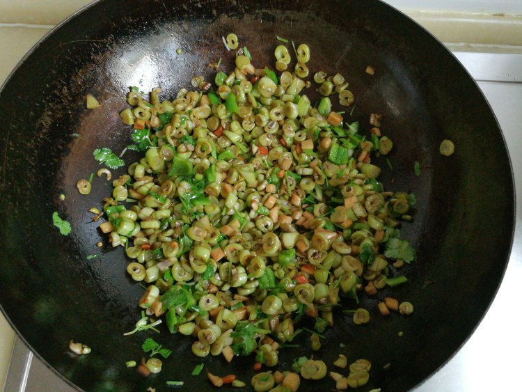 豆角鲍菇拌面步骤9