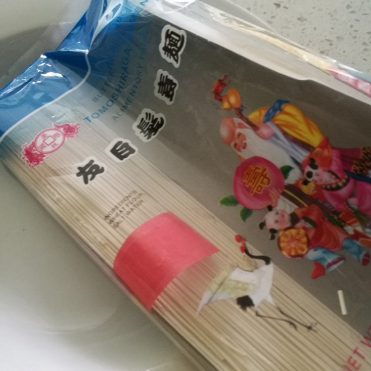 蛋裹香辣面步骤1