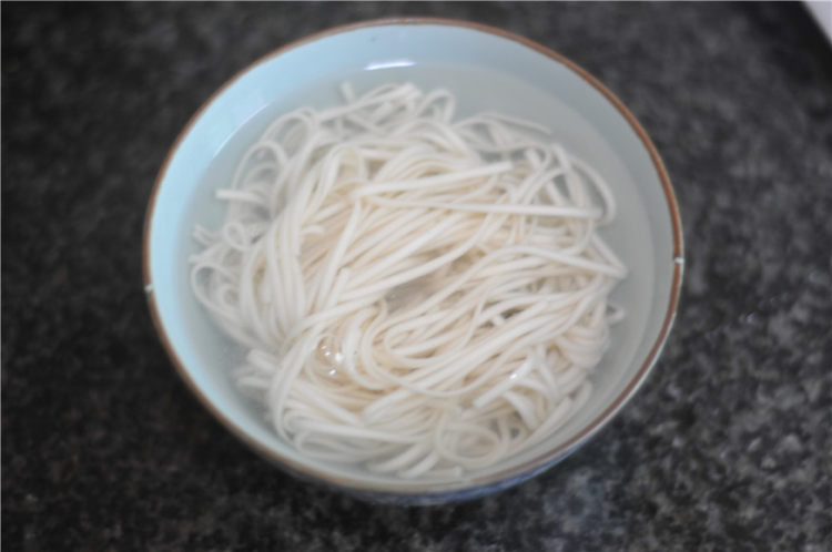 老干妈拌面步骤3