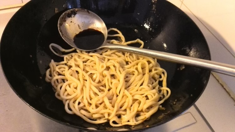 老坛酸菜炒面步骤12
