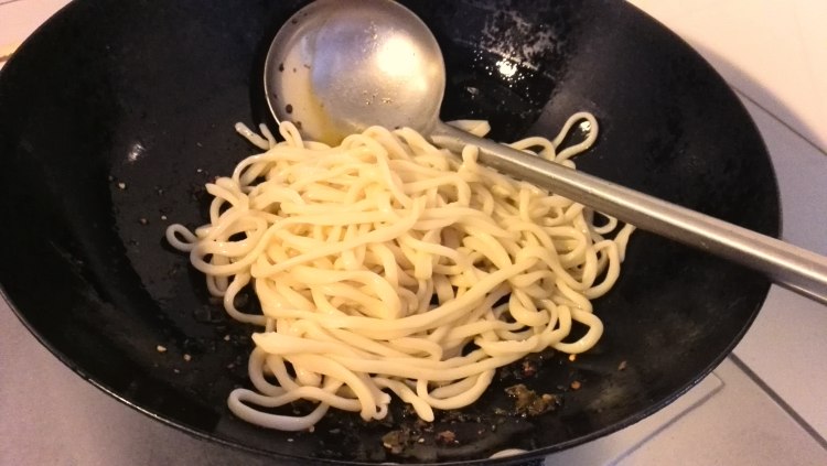 老坛酸菜炒面步骤11