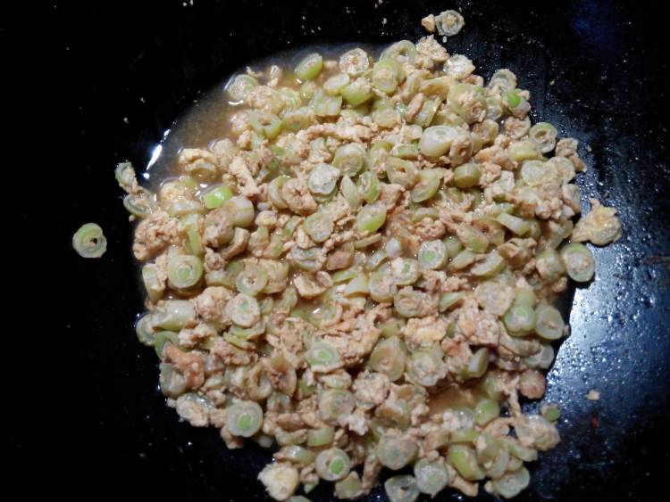 豆角打卤面步骤6