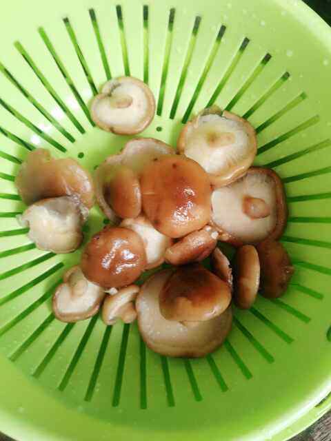 香菇荷包蛋热汤面步骤1